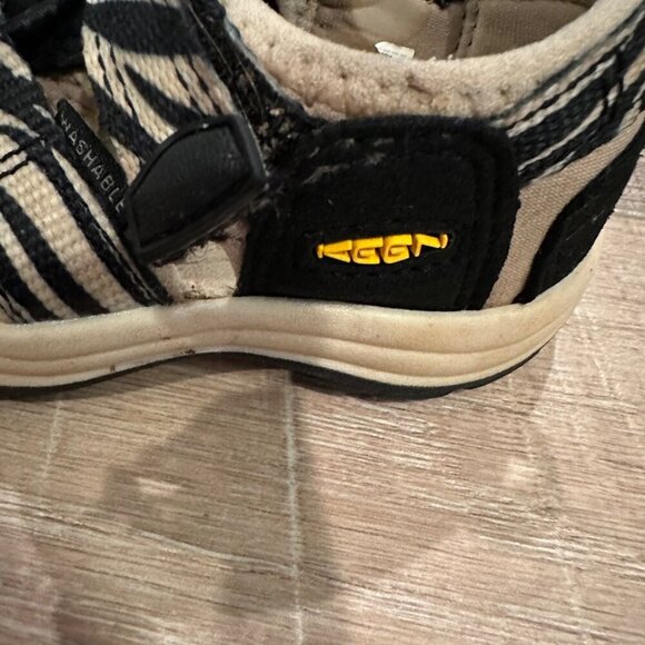 KEEN TODDLER GIRL ZEPRA STRIPE SHOES SANDALS SIZE 6 BLACK CREAM - Picture 7 of 11